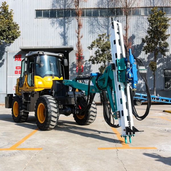 俄羅斯客戶(hù)蒞臨宏潤(rùn)機(jī)械 參觀(guān)輪式隧道鉆機(jī)